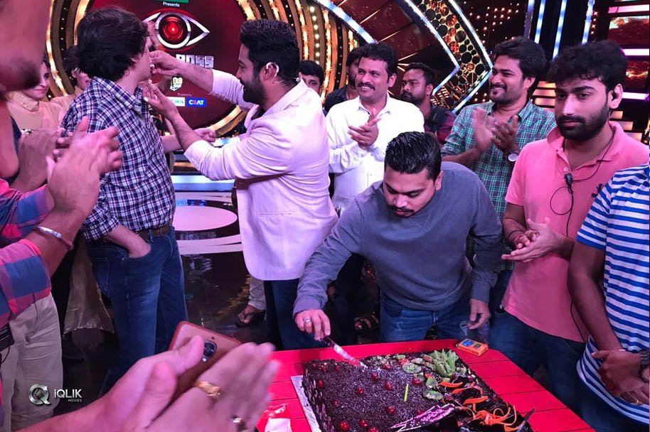Bigg-Boss-Telugu-Team-Celebrates-The-Super-Success-of-Opening-Episode-With-Young-Tiger-NTR